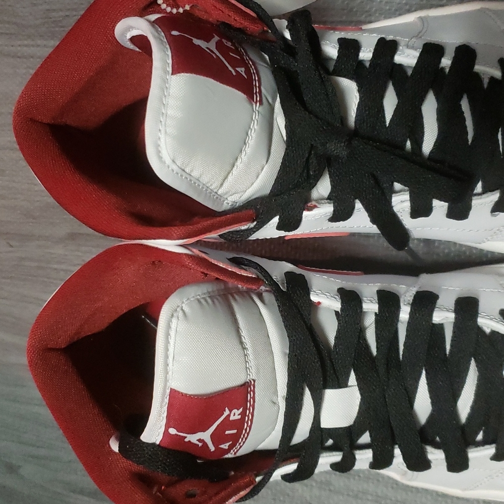Jordan 1 retro Mids. White Gym Red Black sz 9 Men